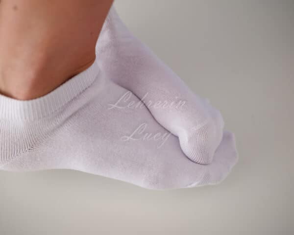 Weiße Socken an den Füßen einer Lehrerin