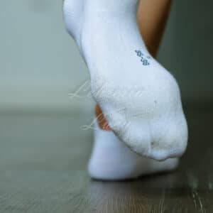 Lehrerin verkauft getragene, weiße Socken