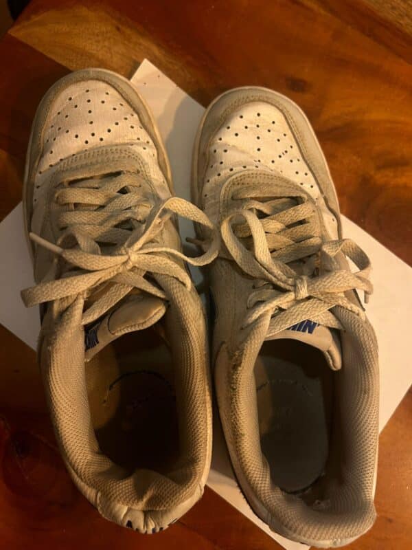 Es begann an einem sonnigen Tag, als ich meine Nike-Schuhe zum ersten Mal anzog. Sie waren perfekt für den Alltag – bequem und stylisch zugleich. Egal, ob ich zur Arbeit ging, mit Freunden unterwegs war oder einfach nur einen Spaziergang machte, sie waren immer dabei. Doch die Zeit verging, und meine treuen Begleiter begleiteten mich auch auf abenteuerlichen Wegen. Eines Tages führte mich der Weg durch matschige Felder. Der Regen hatte die Erde aufgeweicht, und ich spürte, wie der Matsch zwischen den Sohlen klebte. Doch das machte mir nichts aus; ich wusste, dass diese Schuhe für solche Herausforderungen gemacht waren. Sie hielten stand, ließen mich nicht im Stich und sorgten dafür, dass ich jede Pfütze mit einem Sprung überwinden konnte. Ein anderes Mal fand ich mich am See wieder. Der Blick auf das glitzernde Wasser war verlockend, und ich konnte nicht widerstehen, ein paar Schritte näher zu gehen. Die Nässe spritzte auf meine Schuhe, doch ich lachte nur. Diese Nike-Schuhe waren nicht nur ein Paar Schuhe; sie waren Zeugen meiner Abenteuer, meiner Erlebnisse in der Natur und dem Alltag. Mit der Zeit merkte ich, dass die Innensohle gut getragen war. Der Geruch erinnerte mich an all die Momente, die wir zusammen erlebt hatten. Sie waren nicht mehr neu, aber sie hatten Charakter und Geschichten zu erzählen. Jeder Schritt, den ich machte, war ein Teil dieser Reise. Meine gut getragene Nike-Schuhe waren mehr als nur ein modisches Accessoire – sie waren ein Symbol für Freiheit, Abenteuer und die kleinen Dinge des Lebens