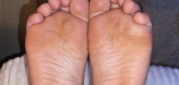 Isabel‘s big soles