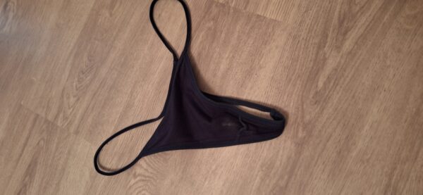 Getragener String mit Spermaspuren.