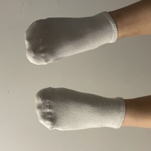 Verkaufe meine Socken, welche im Gymnasium getragen wurden.