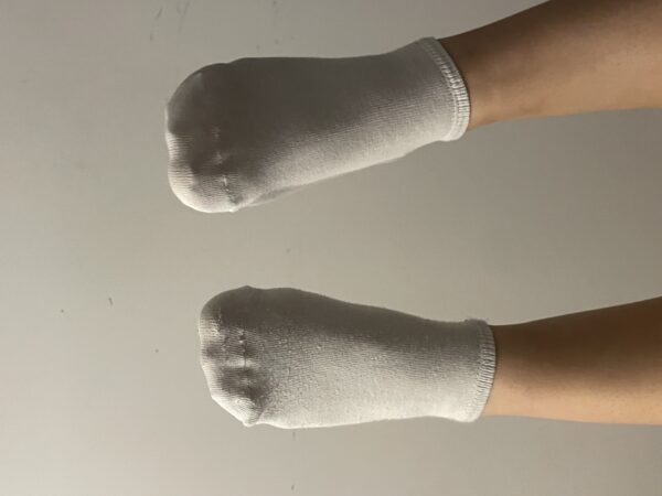 Verkaufe meine Socken, welche im Gymnasium getragen wurden.