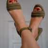 Füße mit rotem Nagellack in High Heels