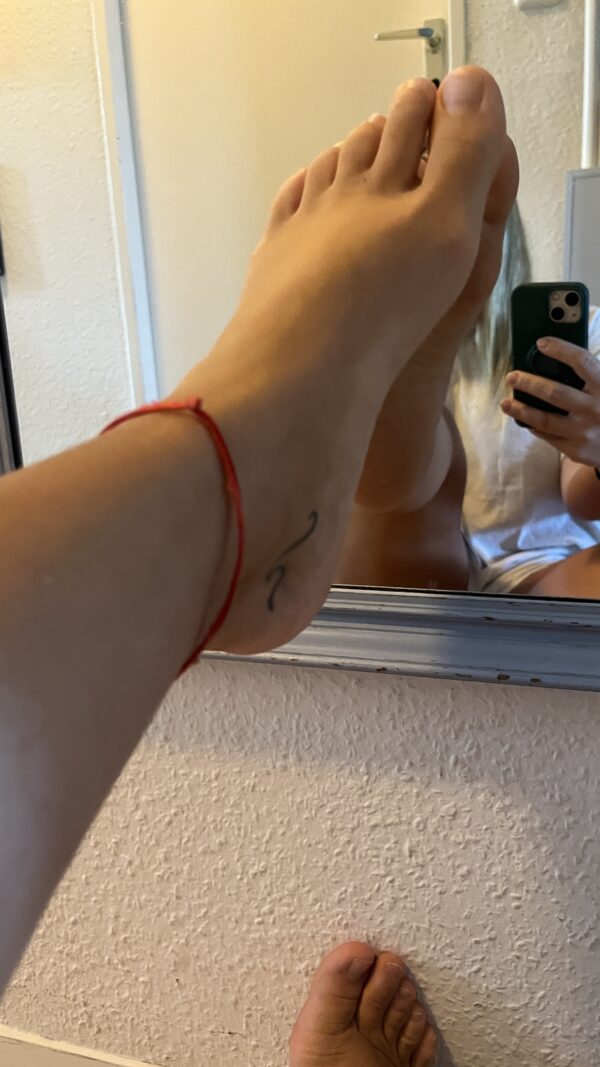 👣 kleiner Fuß, nicht lackiert was möchtest du das ich für dich mache?