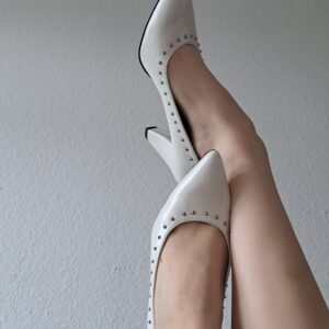 weiße getragene High Heels mit Nieten