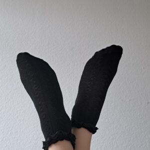 schwarze getragene Socken