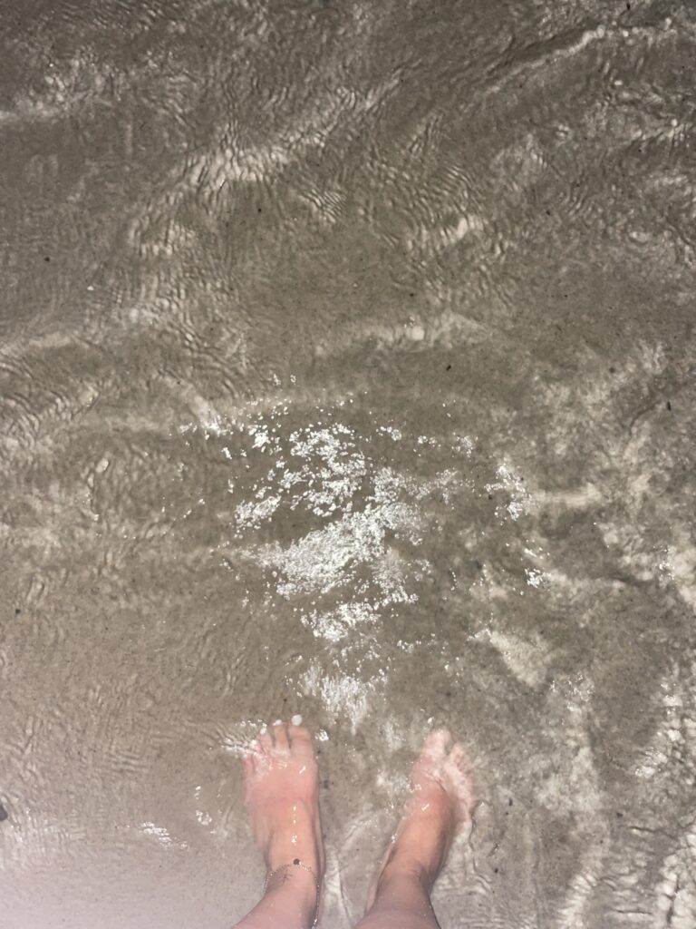 Meine süßen Füße am Strand , per Wunsch Socken oder Schuhwahl