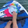 Füße auf dem Paddleboard