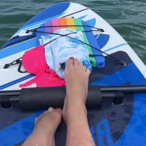 Füße auf dem Paddleboard