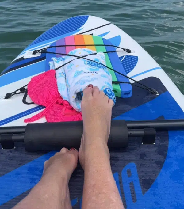Füße auf dem Paddleboard