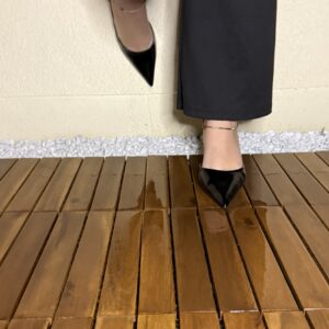 Spürst du das Klicken der Absätze, den leisen Druck auf zarten Zehen? Meine Füße in High Heels erzählen keine Geschichte – sie flüstern Fantasien. Manchmal reicht ein Blick, um alles andere zu vergessen. Wärst du gern ein bisschen näher dran?