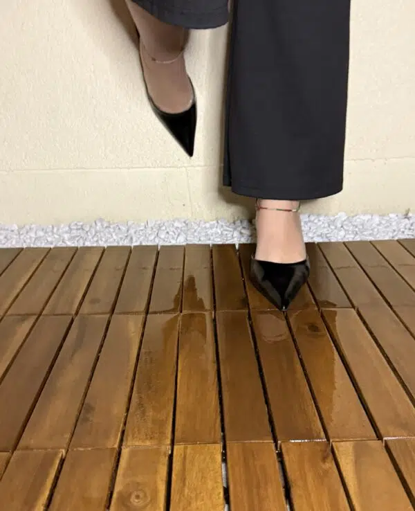 Spürst du das Klicken der Absätze, den leisen Druck auf zarten Zehen? Meine Füße in High Heels erzählen keine Geschichte – sie flüstern Fantasien. Manchmal reicht ein Blick, um alles andere zu vergessen. Wärst du gern ein bisschen näher dran?