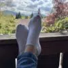 Hübsche Füße 🦶in weißen Söckchen auf dem Balkon