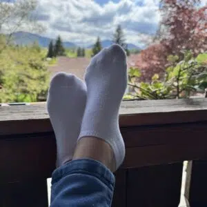 Hübsche Füße 🦶in weißen Söckchen auf dem Balkon