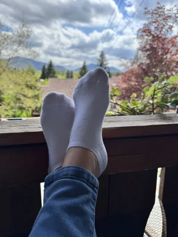 Hübsche Füße 🦶in weißen Söckchen auf dem Balkon