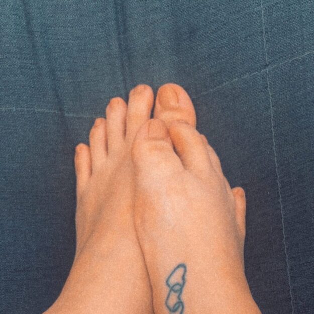 NoFaceOnlyFeet