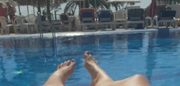 NoFaceOnlyFeet